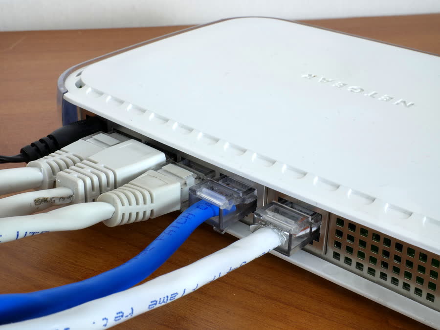 Cables de red conectados a las entradas de un router.
